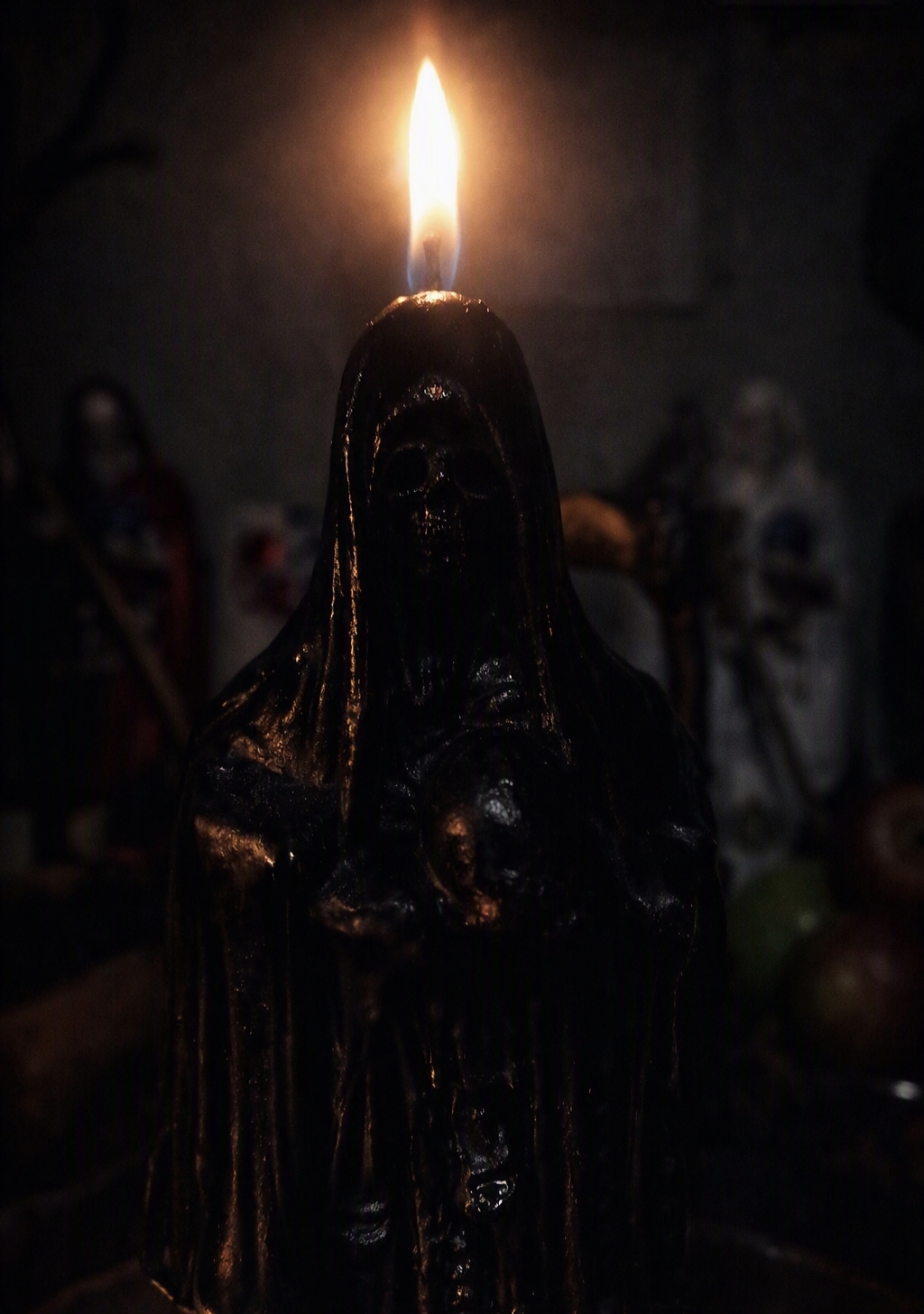 Vela negra con forma de Santa Muerte