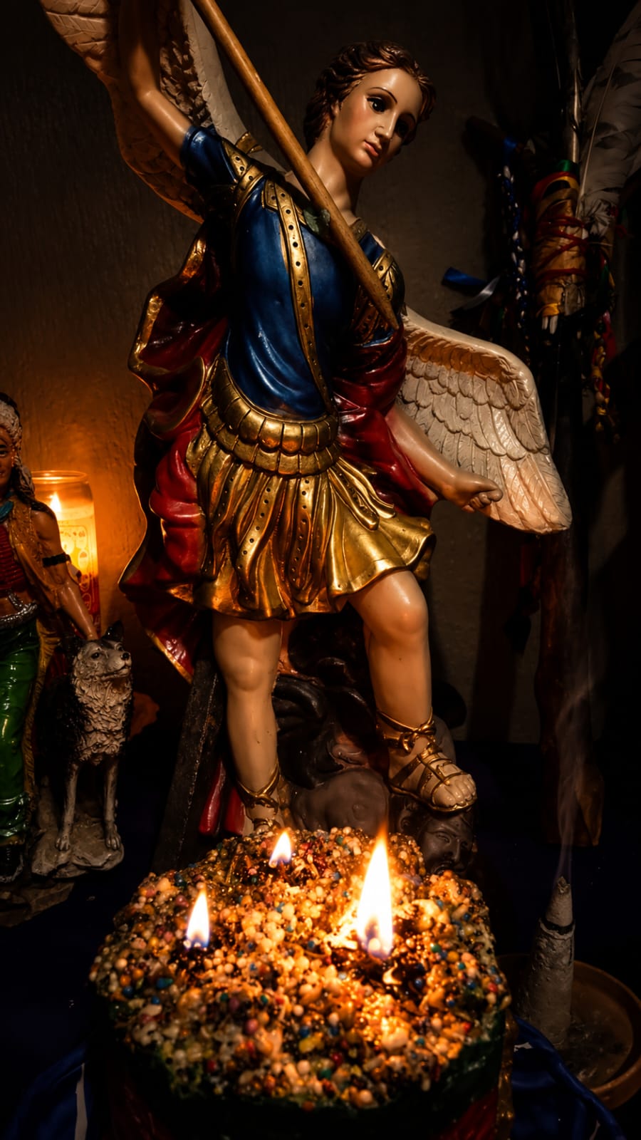 Ritual San Miguel de Arcángel con su imagen en el altar y velas encendidas
