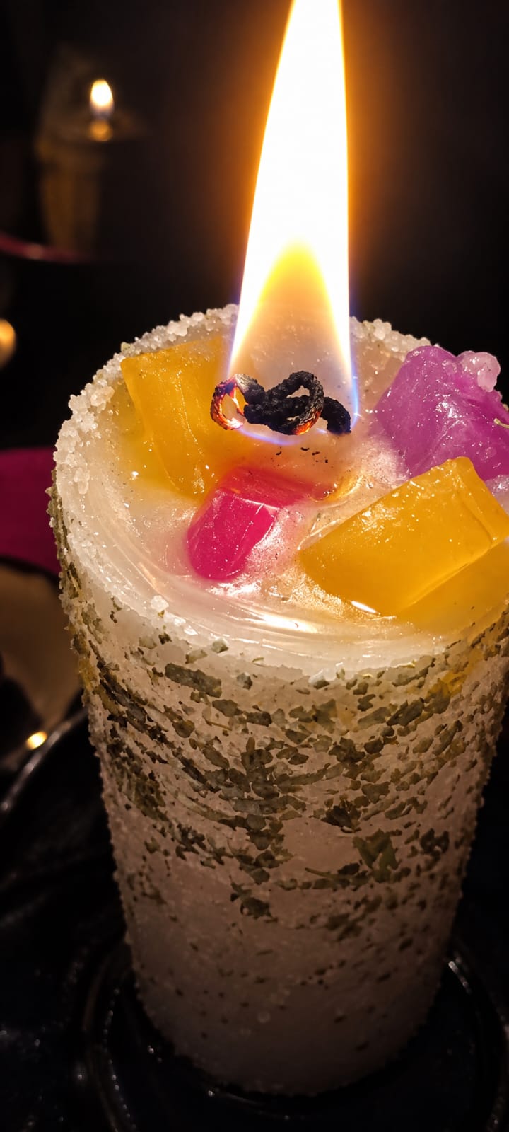Vela de colores con hierbas y sal